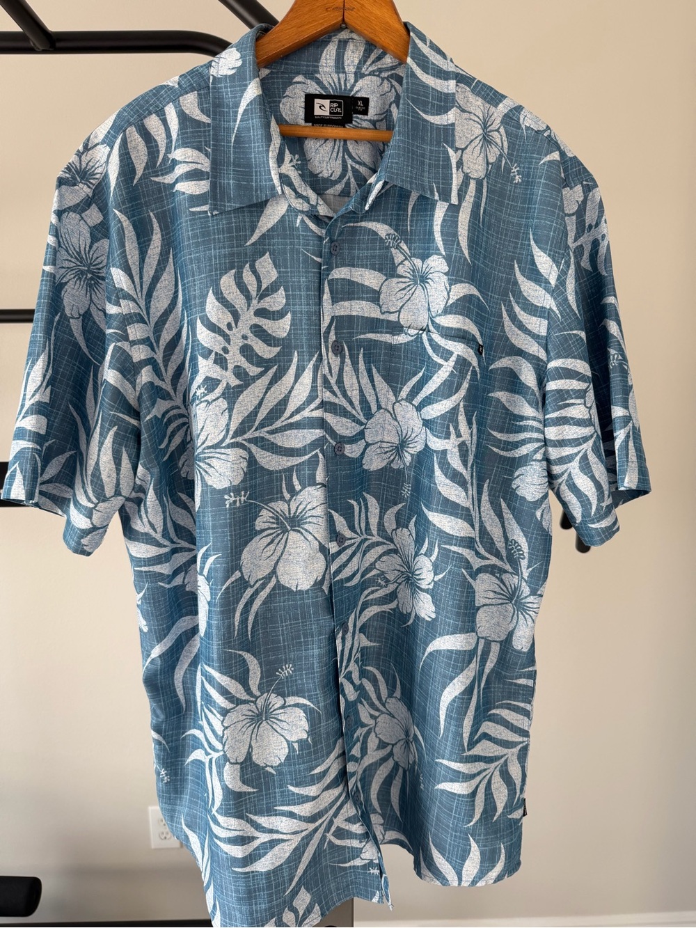 Rip Curl Blue and White Floral Short-Sleeve Button-Down Shirt